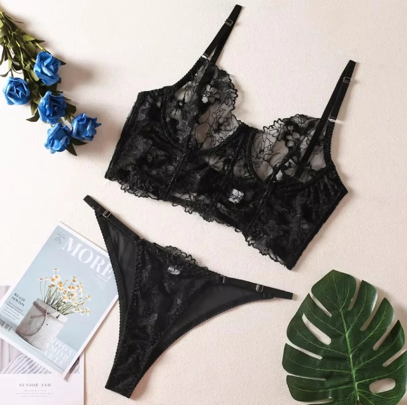 Exquisite, adjustable and seductive floral lace lingerie set