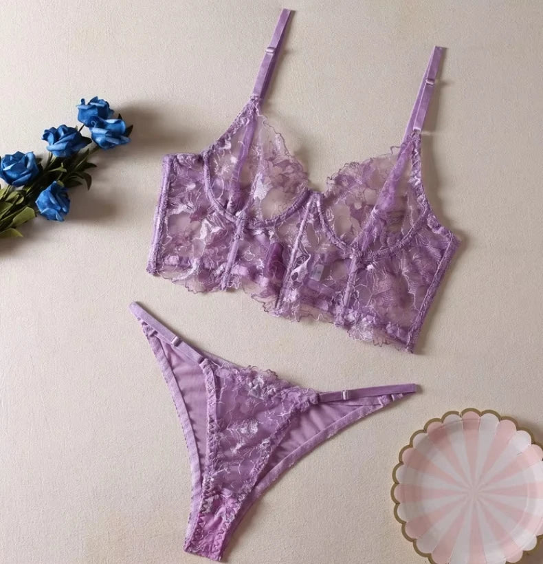 Exquisite, adjustable and seductive floral lace lingerie set
