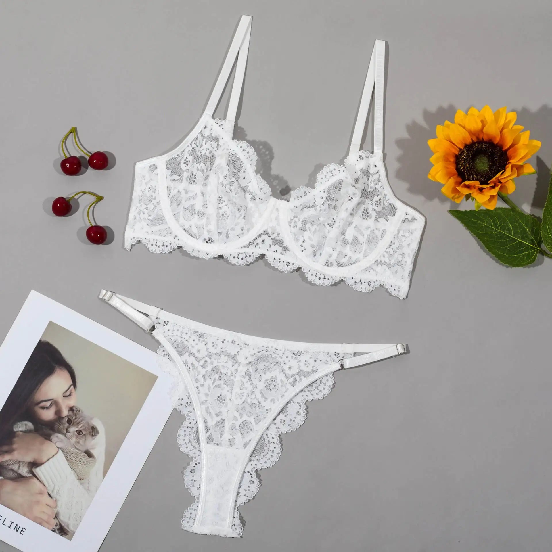 Exquisite lace lingerie set, lace bra and matching thong with scalloped edges - Lauraxelle - Exquisite lace lingerie set, lace bra and matching thong with scalloped edges - OPAL GLOW